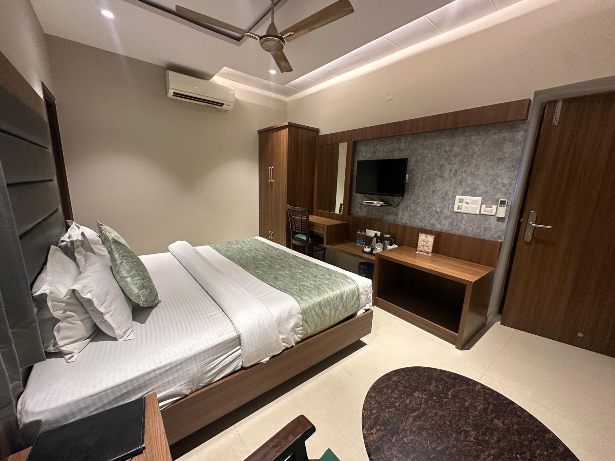 Hotel Amritsar International 2 Min Walk From Amritsar Bus Stand Eksteriør bilde